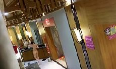 洗浴会所内部员工潜入通风管道偷拍更衣室女浴客高挑长腿美女擦完屁股擦逼逼