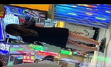 美食街跟踪抄底黑裙小姐姐卧槽！竟然没穿内裤多毛肥鲍鱼尽情展示