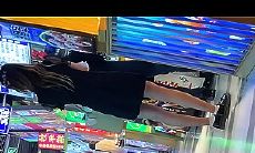 美食街跟踪抄底黑裙小姐姐 卧槽！竟然没穿内裤多毛肥鲍鱼尽情展示