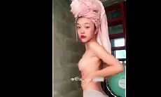 菲律宾18岁清纯家里虽清贫，但小美眉长得美丽可人儿，极品身材白嫩 还在发育的挺拔奶子，和男友简陋闺房啪啪