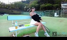 极品樱花妹蜜桃臀女神naomiiichannel网球场大战，球越大越热，更衣室直接开干