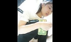 夜总会KTV女厕流出前景偷拍两个靓妹手拿电子烟的气质美女