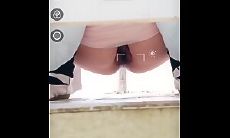 女厕偷拍大神手持闯拍医院医护几个医生护士尿尿