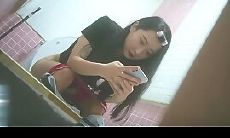 学院女厕所前景偷拍学妹尿尿阴毛茂盛金发女生隔着卫生纸用力按压阴蒂，还揉了几下