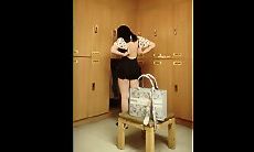 最新流出坑爹女主播【少女时代】潜入洗浴会所更衣室偷拍 明星脸的极品美女身材太好，直接腿玩年
