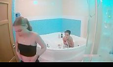 关系很好的小姐妹一起洗澡 一个女生先进去 趁其它人还没进来 借脱衣服的空档自己先揉下逼小爽一下