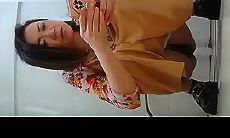厕拍大神女厕所全景偷拍两位熟女同事肥美的小黑鲍鱼
