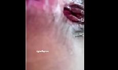 大神潜入女厕超近距离偷窥几位美女嘘嘘牛仔裤美女BB上挂着长长的白带
