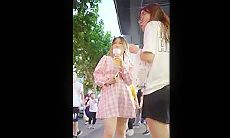 公交车站跟踪抄底连衣裙美女半透内隐约可以看到阴毛挺多的