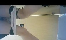 商场厕拍女厕所全景偷拍后拍短裙少妇的极品嫩鲍鱼