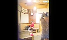 大神潜入高档洗浴中心情侣套间 偷窥纹身哥帮极品少妇抠鲍鱼洗BB顺带打一炮