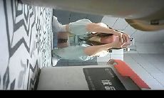 写字楼女厕所前后景偷拍白领姐姐尿尿牛仔裤靓妹屁股上面怎么有个印章