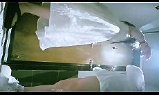 偷拍酒吧女厕后拍2个闺蜜进厕所吸烟尿尿一块被拍逼