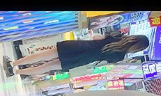 奶茶店一路跟踪抄底不穿内裤的小姐姐 人美B嫩