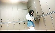 澡堂子偷拍闺蜜俩一前一后换衣准备洗澡 一个丰满犹存一个大长腿排骨妹