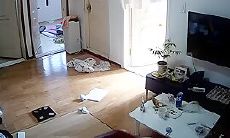 居家摄像头真实记录在家里喜欢裸睡的美女白领