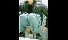 商场女厕所全景厕拍偷拍牛仔裤少妇的肥美大鲍鱼
