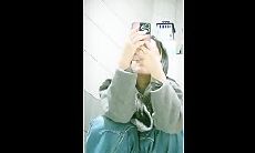 商场女厕所全景偷拍少妇 尿的一屁股都是