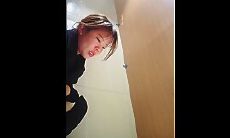 餐厅偷拍女厕所全景喝多的美少妇又吐又拉还是一个多毛小黑鲍