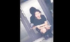 厕拍大神公交车站搭讪极品少妇跟踪女厕偷拍她的极品嫩鲍鱼