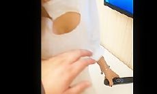 性感女房客让我去她家帮忙换灯泡 发现她床上居然还有情趣用品