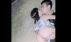 小伙带女朋友出来准备打个野战 正抠着带劲呢旁边有人过来了