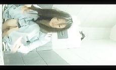 厕拍大神潜入女厕所全景偷拍牛仔裤小姐姐的极品嫩鲍鱼