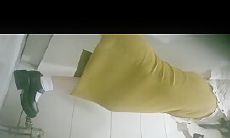厕拍大神办公楼女厕所全景偷拍 美女同事的肥美大鲍鱼