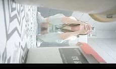 十一月最新厕拍写字楼女厕前后景偷拍白领姐姐尿尿牛仔裤靓妹屁股上面怎么有个印章