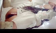 四月流出精品酒吧女厕所前景高清偷拍美女尿尿耐克鞋美女抠喉呕吐