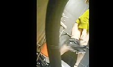 十月夜市摊简陋女厕全景偷拍4位极品少妇 还有一位竟然是白虎人美B嫩