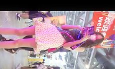 会展现场一路跟踪抄底不穿内裤的美女 多毛大肥B尽情的展示