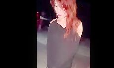 长发小美女街头被一群小混混胁迫 强行脱光光拍她的嫩鲍鱼