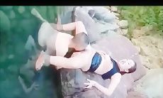 母子乱伦大神断腿哥爱乱伦 性感骚妈和儿子户外野战小溪互舔性器官啪啪无添加水印版