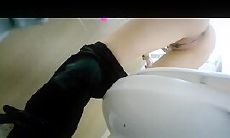 潜入舞蹈培训班女厕所刁钻角度偷拍 几位大长腿美女半蹲着尿肥美的鲍鱼就在眼前