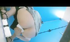 最新流出艺校蓝门女厕偷拍美女尿尿长靴眼镜妹的逼毛浓密性感