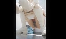 最新女厕所偷拍 长靴丝袜美女尿尿 全景偷拍