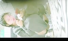 2025重磅厕拍美女如云，前后双角度极品靓妹插逼塞卫生棉，亮点太多