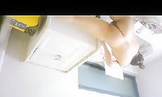 贵在真实，咸湿房东低价出租，长期偸拍顶级身材小姐姐日常洗澡④，今天穿的芭比裤很性感，洗之前尿个尿高清无水原版