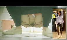 商场女蹲厕偷拍数位小姐姐方便，同步露脸全身，瑜伽裤大穴美少妇，尿尿还把B掰开