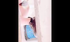 厕拍大神潜入办公楼女厕所小手电补光偷拍几位极品美女同事的私密花园