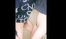 真实乱伦老婆在睡觉强上小姨子，露脸强行抠逼玩弄扒光她，深喉草嘴，床上捂着嘴草她，叫的太骚了精彩刺激不要错过