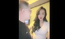 气质贵妇KTV包房和公司领导约会，这气质身材一级棒，带到包房卫生间无套后入干到吐舌头