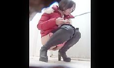 女厕偷拍写字楼连续三次拍到同一个少妇来嘘嘘 最后一次好像被她发现了