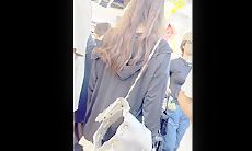 裙底偷拍KFC短裙靓女和男友逛街。白色半透明蕾丝内内前后CD