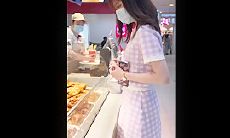 裙底偷拍-商场尾随方格裙美女极限抄底，小姐姐属于反差闷骚型，透明内裤阴毛清晰可见