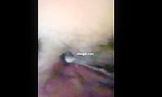 女厕所抄底穿小皮鞋的大三妹子，逼逼还算嫩，开发的也不多，小阴唇还挺长的