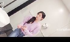 一月最新流出 女厕所偷拍女儿幼儿园班主任尿尿老师的逼很嫩还有一点白带好想舔