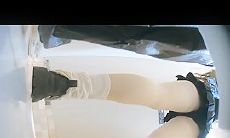 一月新流出新 美女如云的夜总会酒吧女厕后拍两个没带纸的妹子另类擦逼扣喉呕吐气质美女