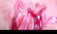 女厕高清抄底偷拍 颜值学妹的嫩逼上面都是姨妈血仔细观察她逼里面的结构妹子还闻闻自己的脏手